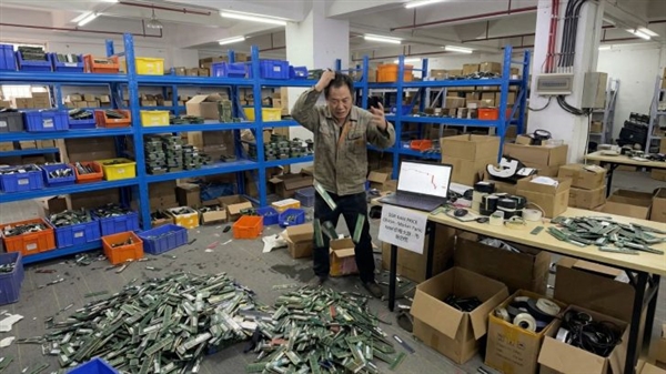 这画面绝望！黄牛高价囤了一屋子内存条：直呼“完蛋了 砸手里了”
