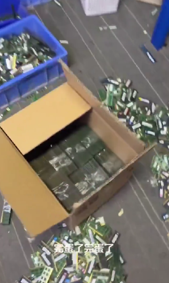 这画面绝望！黄牛高价囤了一屋子内存条：直呼“完蛋了 砸手里了”