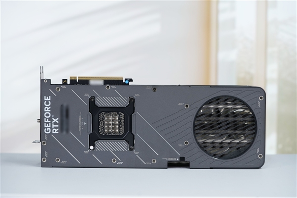 国行特供游戏利器！七彩虹iGame RTX 5090D Advanced 32GB显卡图赏