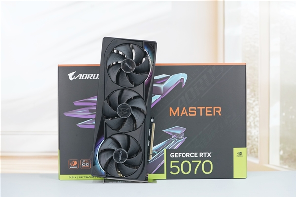 自带炫酷色彩！技嘉RTX 5070 MASTER显卡图赏