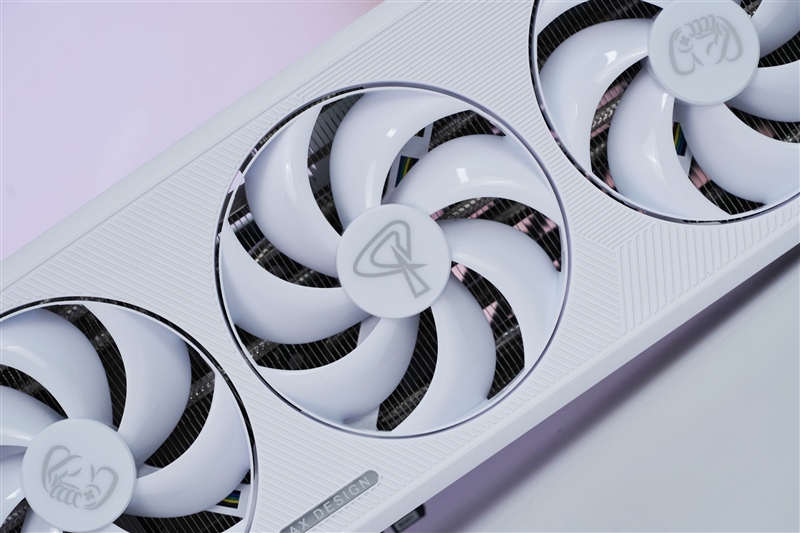 电竞叛客RTX 5070 Ti MAX显卡评测：300W性能释放畅玩4K 隐藏电源线设计海景房绝配