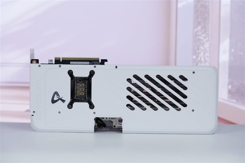电竞叛客RTX 5070 Ti MAX显卡评测：300W性能释放畅玩4K 隐藏电源线设计海景房绝配