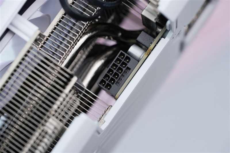 电竞叛客RTX 5070 Ti MAX显卡评测：300W性能释放畅玩4K 隐藏电源线设计海景房绝配