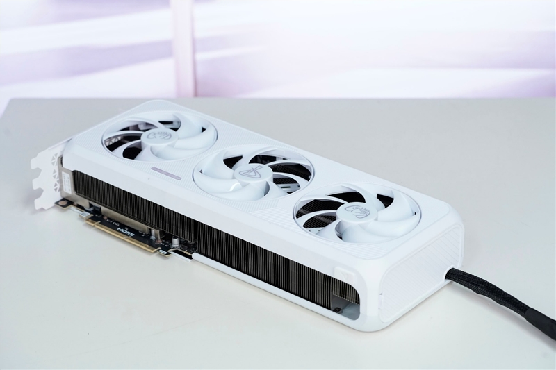 电竞叛客RTX 5070 Ti MAX显卡评测：300W性能释放畅玩4K 隐藏电源线设计海景房绝配