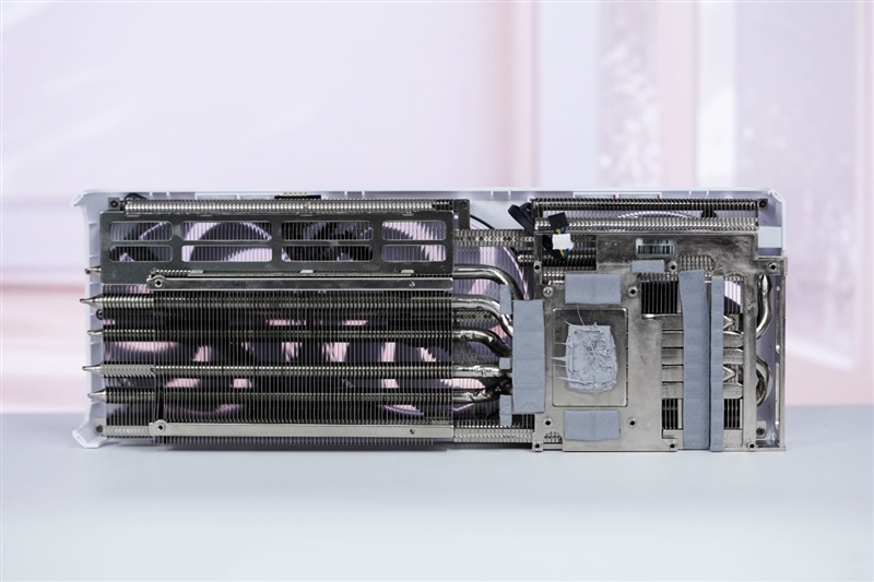 电竞叛客RTX 5070 Ti MAX显卡评测：300W性能释放畅玩4K 隐藏电源线设计海景房绝配