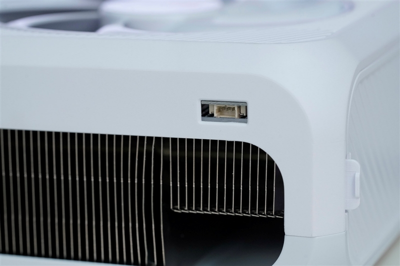 电竞叛客RTX 5070 Ti MAX显卡评测：300W性能释放畅玩4K 隐藏电源线设计海景房绝配