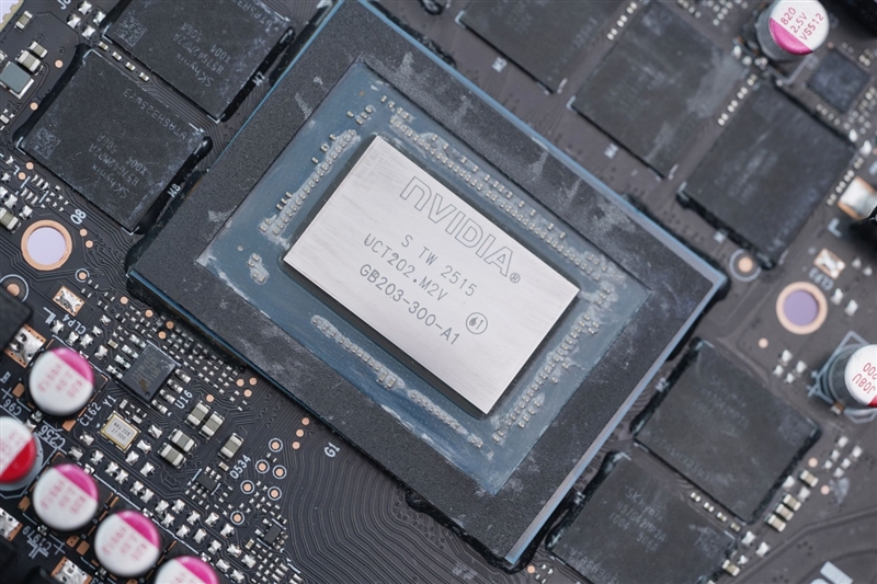 电竞叛客RTX 5070 Ti MAX显卡评测：300W性能释放畅玩4K 隐藏电源线设计海景房绝配