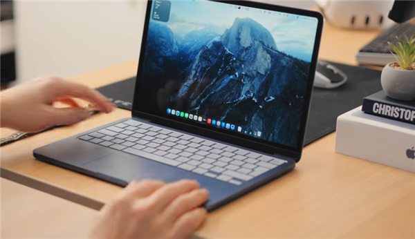 苹果用实力回击8GB内存不够用！玩家实测MacBook Neo同时打开60个应用依然流畅 Windows电脑关机