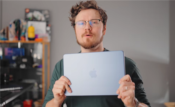 苹果用实力回击8GB内存不够用！玩家实测MacBook Neo同时打开60个应用依然流畅 Windows电脑关机