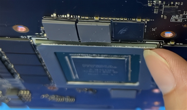 1500块买张RTX 4090：拆开一看GPU核心都是塑料造！