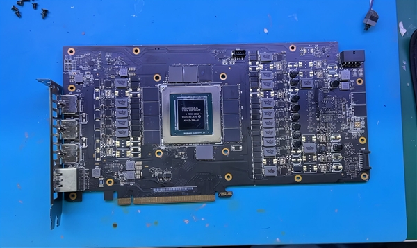 1500块买张RTX 4090：拆开一看GPU核心都是塑料造！
