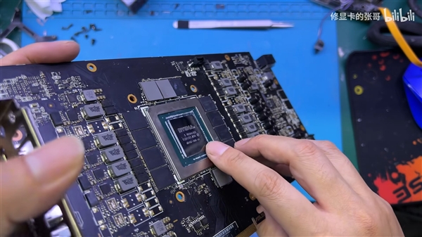 1500块买张RTX 4090：拆开一看GPU核心都是塑料造！