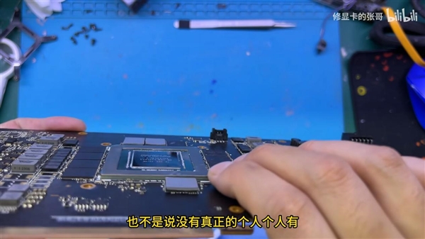 1500块买张RTX 4090：拆开一看GPU核心都是塑料造！
