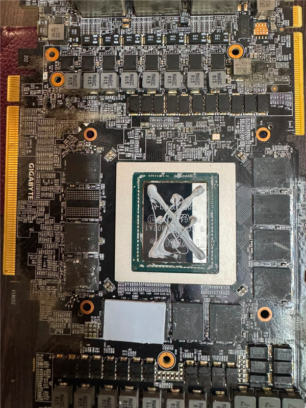 一招让老显卡重回巅峰！RTX 2080 Ti换硅脂后帧率翻倍 降温10℃