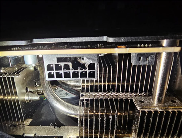 RTX 5090 16针接口熔出大洞！玩11年前老游戏烧穿：PNY甩锅拒保