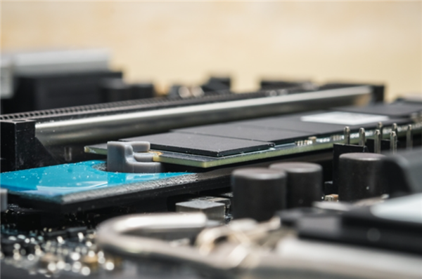 美光演示全球首款512GB DDR5 RDIMM内存模块 单台服务器内存可突破12TB